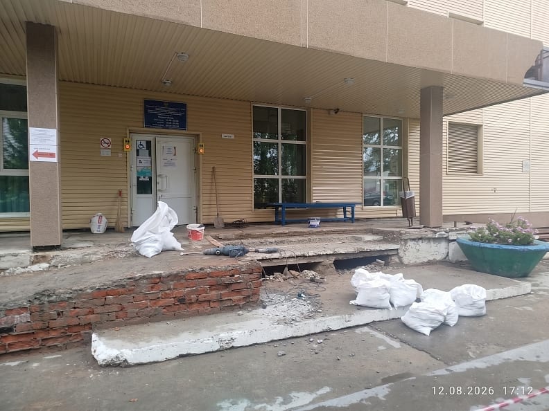 В поликлинике №2 Нижневартовска начался ремонт входной группы со стороны станции переливания крови