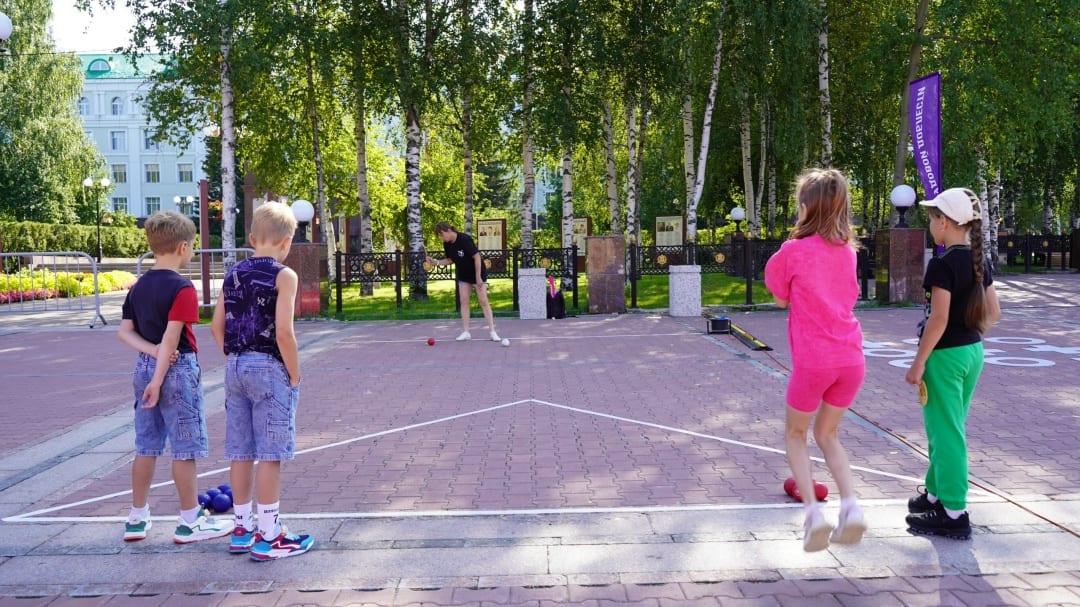 Бочча – спорт для всех: как Югра знакомила гостей с паралимпийской игрой Пока в Ханты-Мансийске кипела борьба