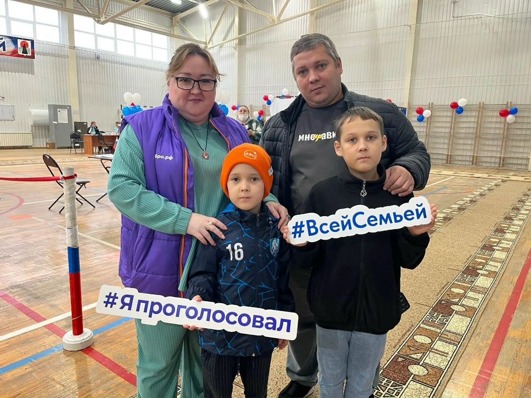 Фотография к материалу «Голосует весь район! Семьями, трудовыми и творческими коллективами приходят жители на избирательные участки»