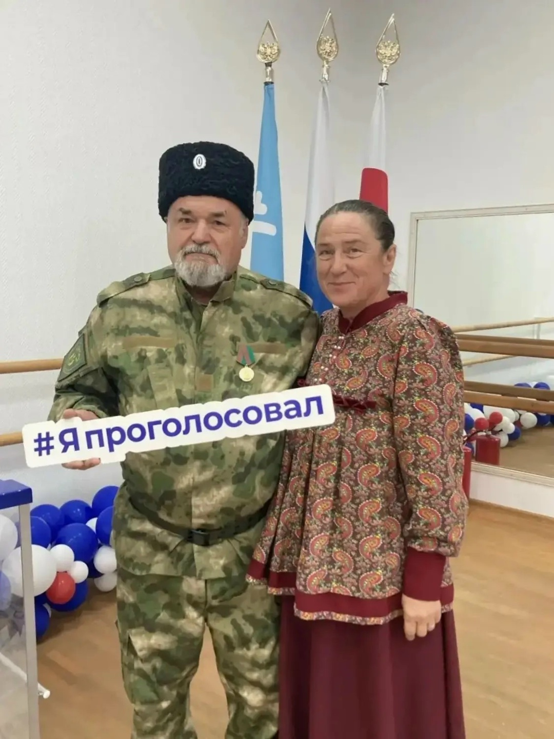 Фотография к материалу «Голосует весь район! Семьями, трудовыми и творческими коллективами приходят жители на избирательные участки»