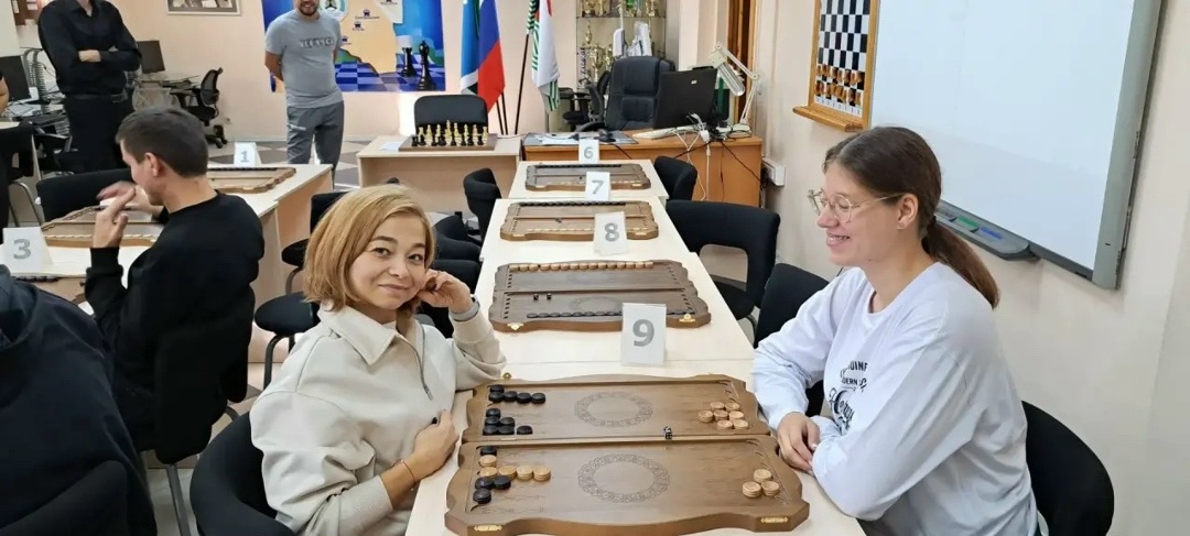 ПЕРВЕНСТВО ПО НАРДАМ Сегодня у членов нашего общества выдался насыщенный спортивный день